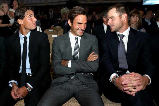 Federer scherza con Roddick. Afp